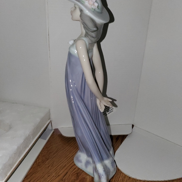 Lladro Susan #05644 - Picture 2 of 11
